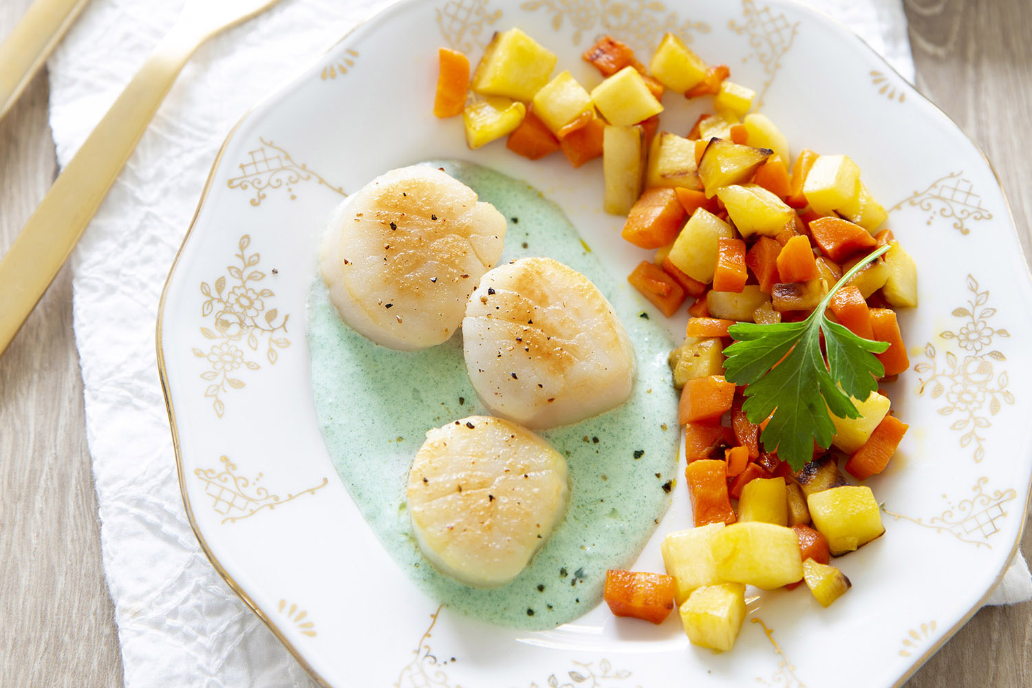 Recette Food4Good - Noix de Saint-Jacques MSC rôties sauce spiruline, dés de panais et carottes