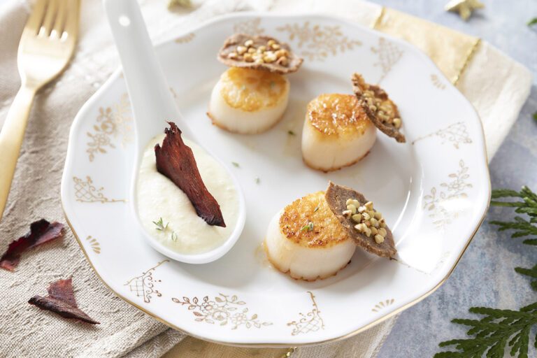 Recette Food4Good - Noix de Saint-Jacques MSC en croûte de sarrasin, émulsion au parmesan, purée potimarron à l’huile de sésame