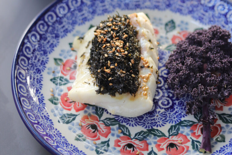 Recette Food4Good - Dos de cabillaud MSC aux algues nori, chou kale & sésame