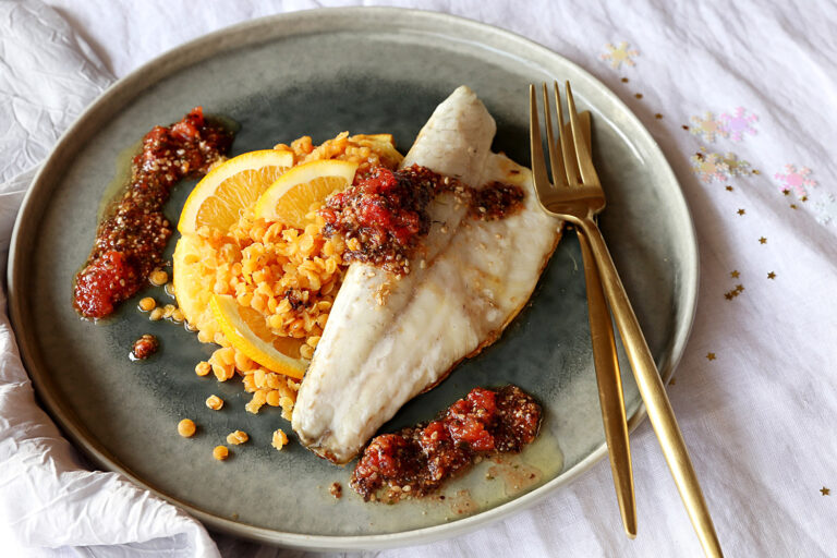 Recette Food4Good - Bar bio grillé, sauce vierge à la tomate et aux paillettes d’algues et lentilles corail à l’orange