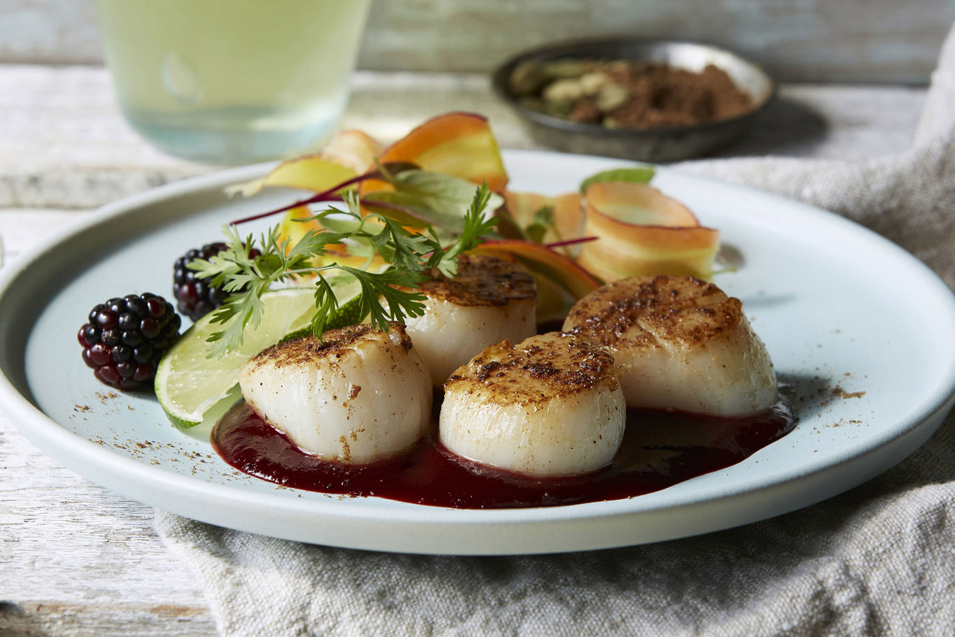 Recette Food4Good - Noix de Saint-Jacques MSC épicées, sauce aux mûres et sirop d’agave