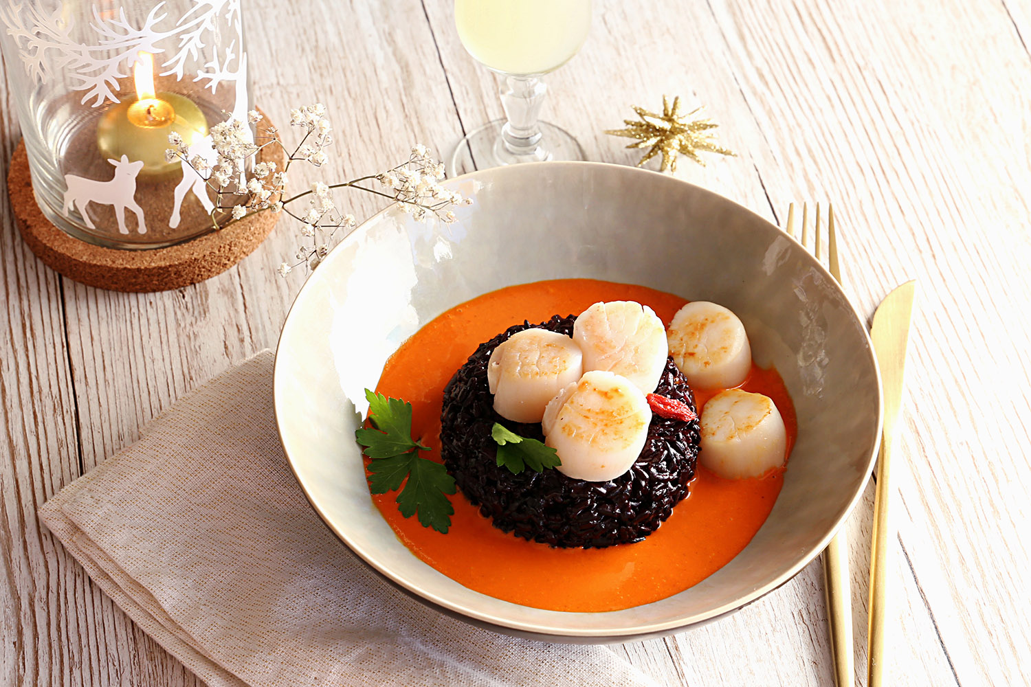 Recette Food4Good - Poêlée de Saint-Jacques MSC, risotto Nérone et sauce Goji