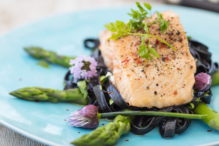 Recette Food4Good - Saumon BIO roti, tagliatelles a l’encre de seiche et asperges vertes
