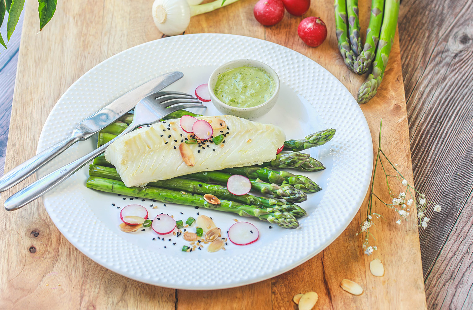 Recette Food4Good - Dos de cabillaud MSC aux asperges vertes, sauce tahini & matcha