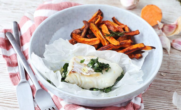 Recette Food4Good - Pavé de cabillaud MSC en papillote à la persillade, frites de patate douce