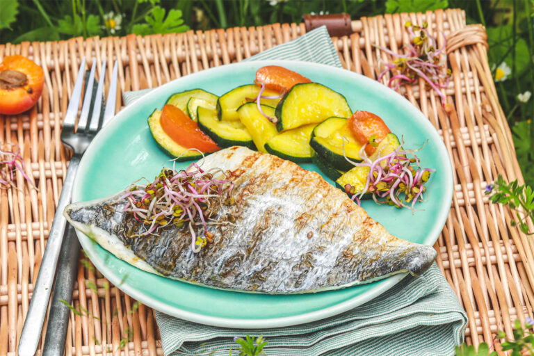 Recette Food4Good - Daurade royale bio grillée, courgettes au curry et graines germées