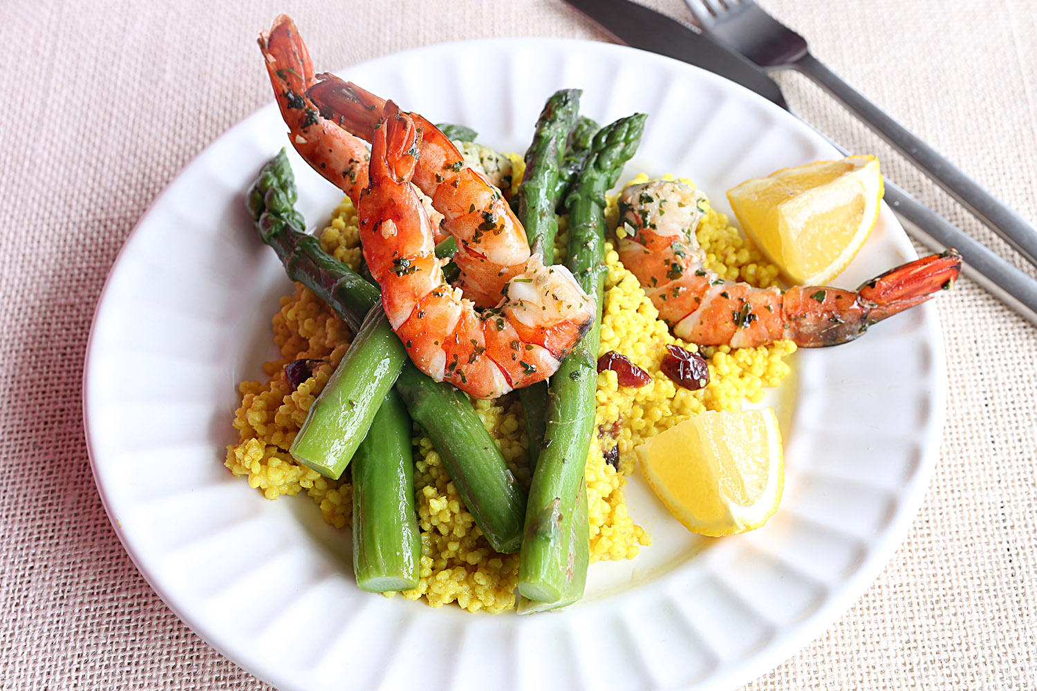 Recette Food4Good - Gambas bio et asperges vertes sur lit de millet aux cranberries