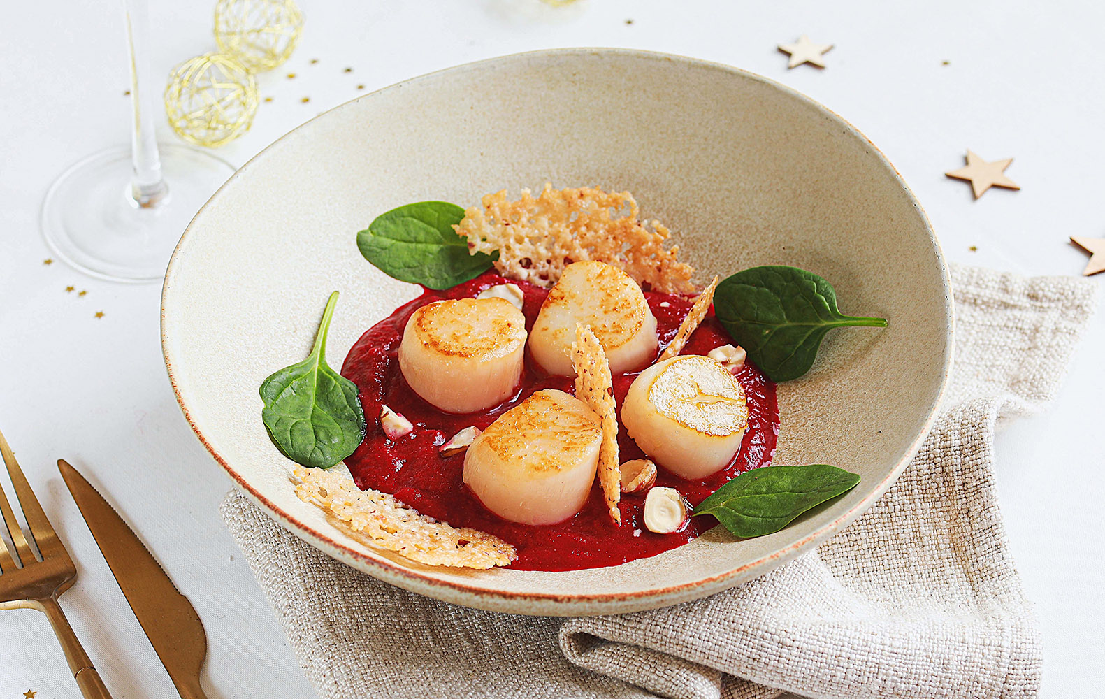 Recette Food4Good - Noix de Saint-Jacques MSC, tuile noisette et coulis de betterave