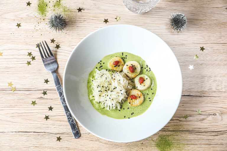 Recette Food4Good - Noix de Saint-Jacques MSC, sauce cajou et thé matcha, choucroute de radis noir