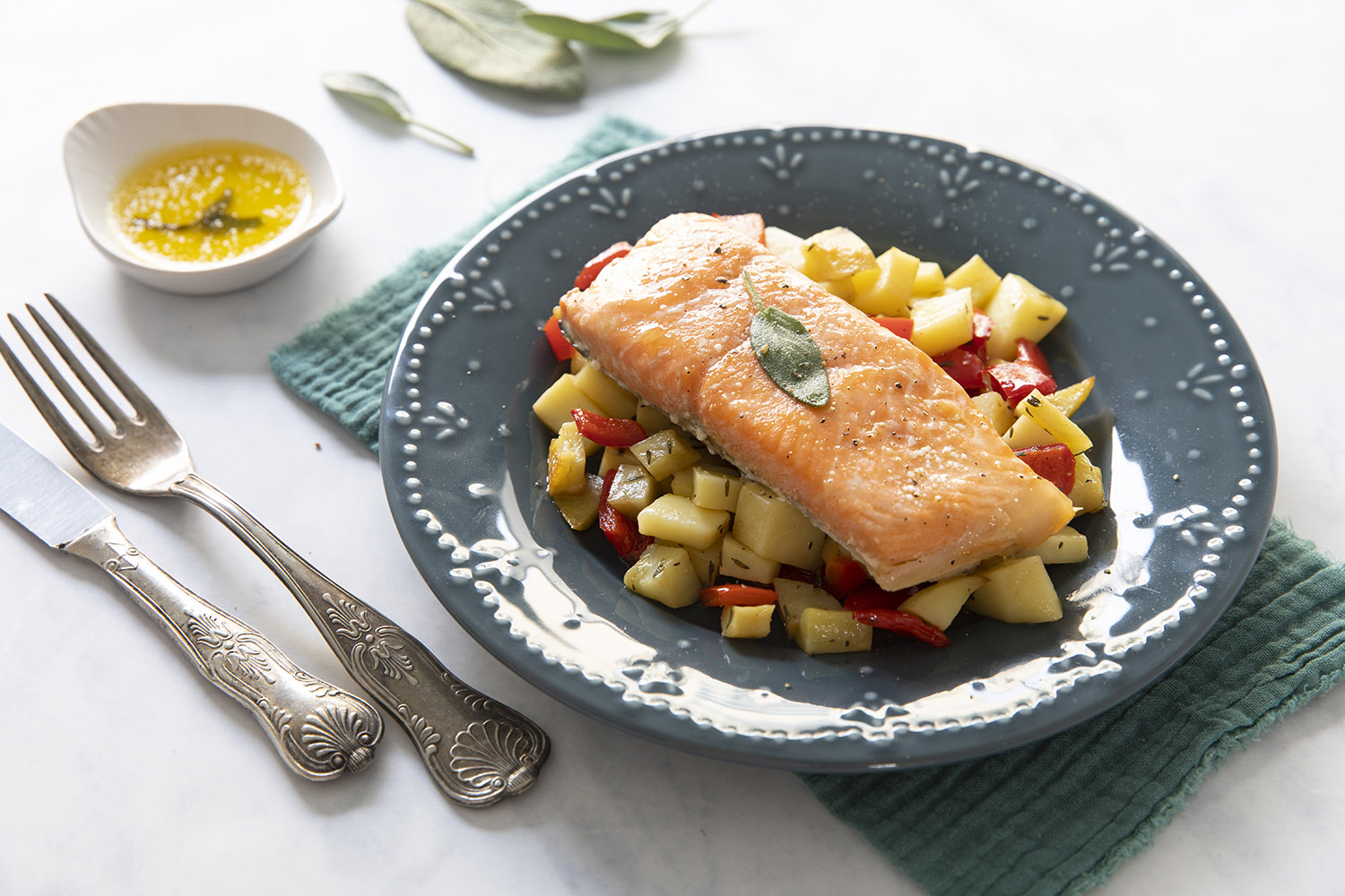 Recette Food4Good - Truite bio au beurre de sauge, poêlée pommes de terre et poivrons