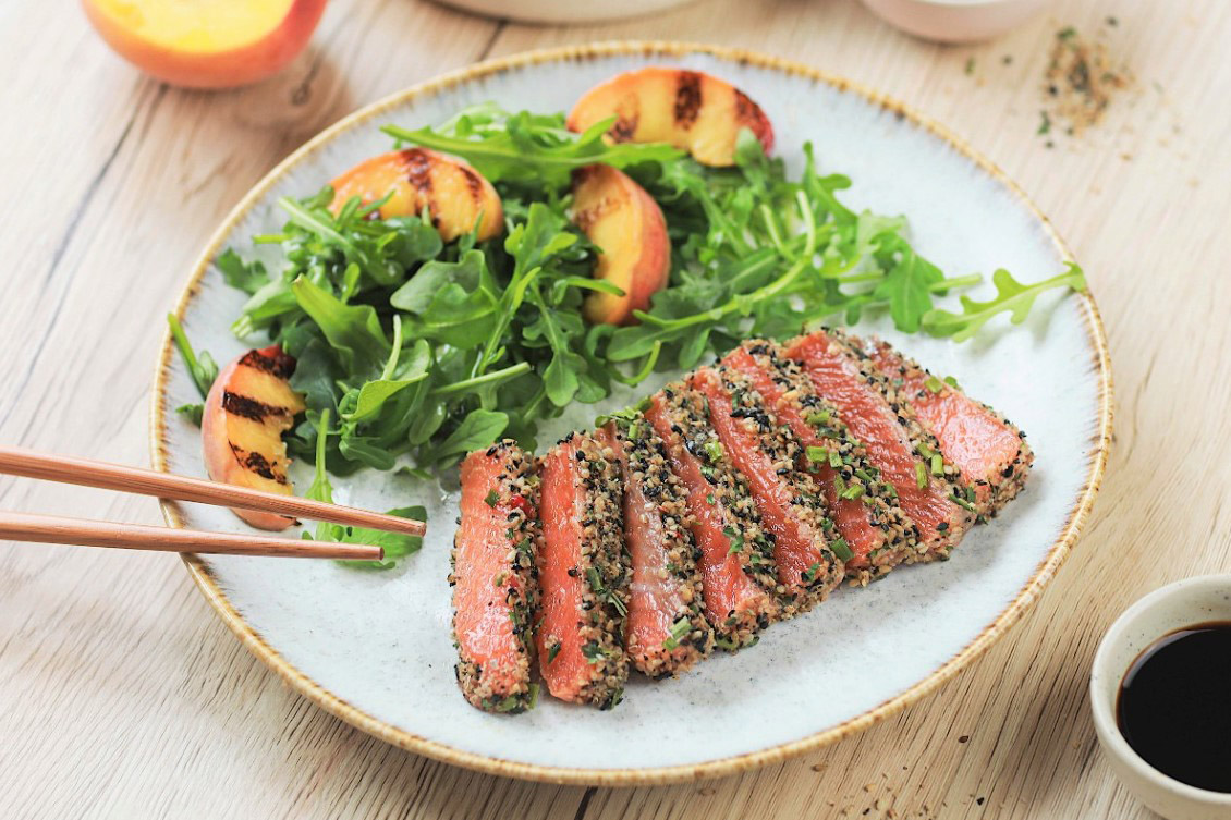Recette Food4Good - Tataki de truite bio au gomasio, roquette et pêche grillée