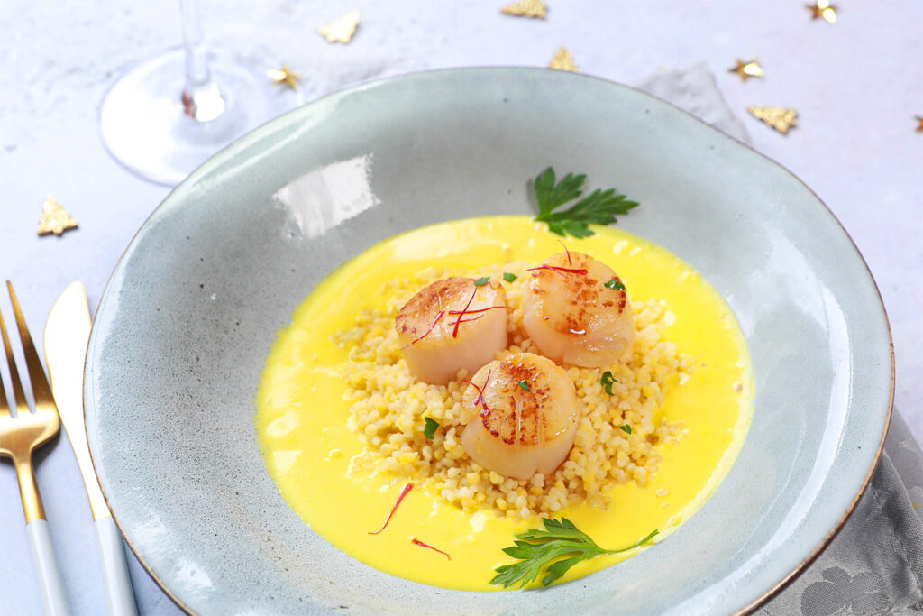Recette Food4Good - Noix de Saint-Jacques snackées, sauce safran et perles de blé
