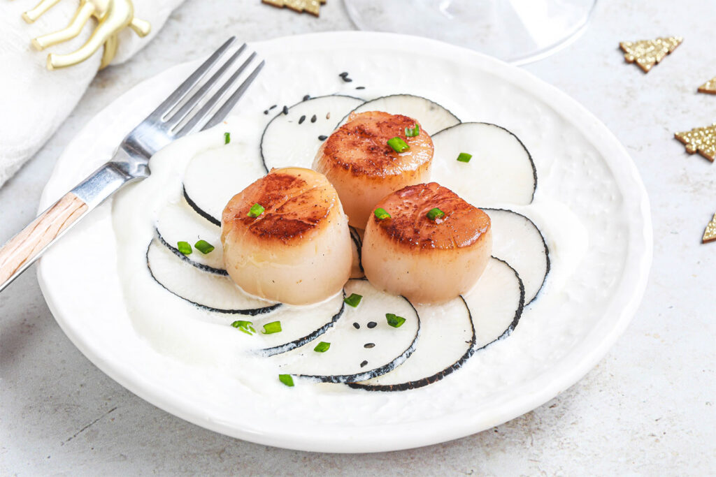 Recette Food4Good - Noix de St Jacques snackées, pétales de radis noir et fromage frais