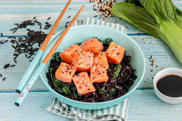 Recette Food4Good - Poké de Saumon bio mariné, riz noir et quinoa grillé